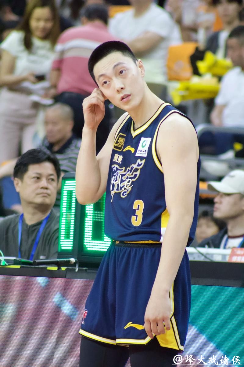 广东队长胡明轩寒风中签名!徐杰缩成一团,杜锋一句话逗乐全场球迷 广东队长胡明轩寒风中签名!徐杰缩成一团,杜锋一句话逗乐全场球迷