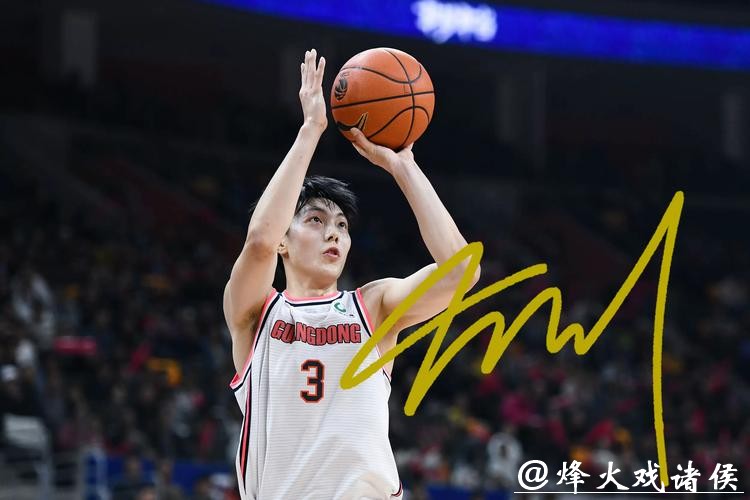 广东队长胡明轩寒风中签名!徐杰缩成一团,杜锋一句话逗乐全场球迷 广东队长胡明轩寒风中签名!徐杰缩成一团,杜锋一句话逗乐全场球迷