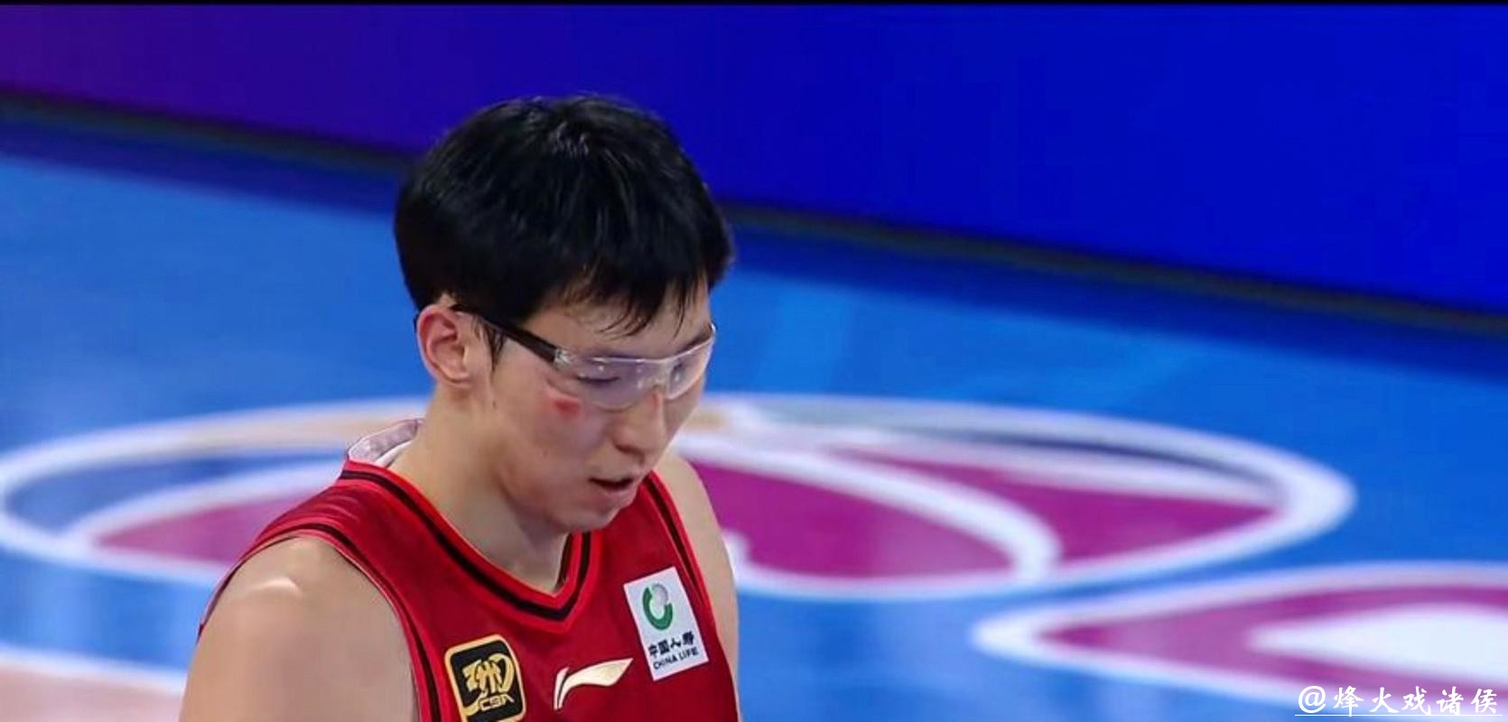 赛季或将缺席？周琦眼部伤情反复，名帅释疑，首钢全面支持康复计划